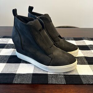 Black wedge shoes